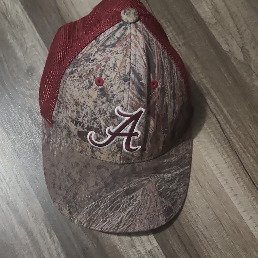Alabama Crimson Tide / Camo Baseball Cap by Captivating Headgear Adjusta…